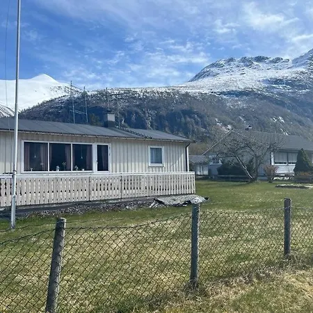Casa de Férias Fjordtun By Eresfjord - House With A Beautiful View!